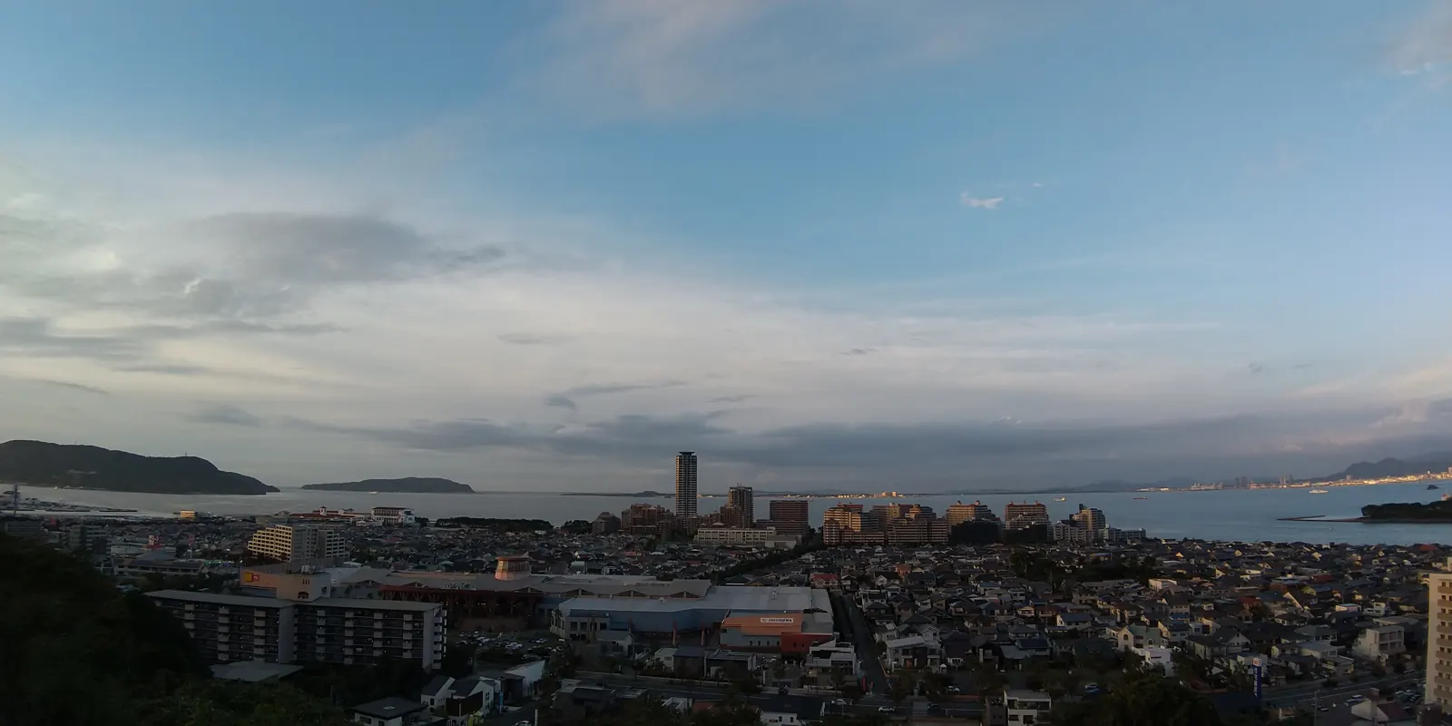 福岡市西区・姪浜の街並みと海