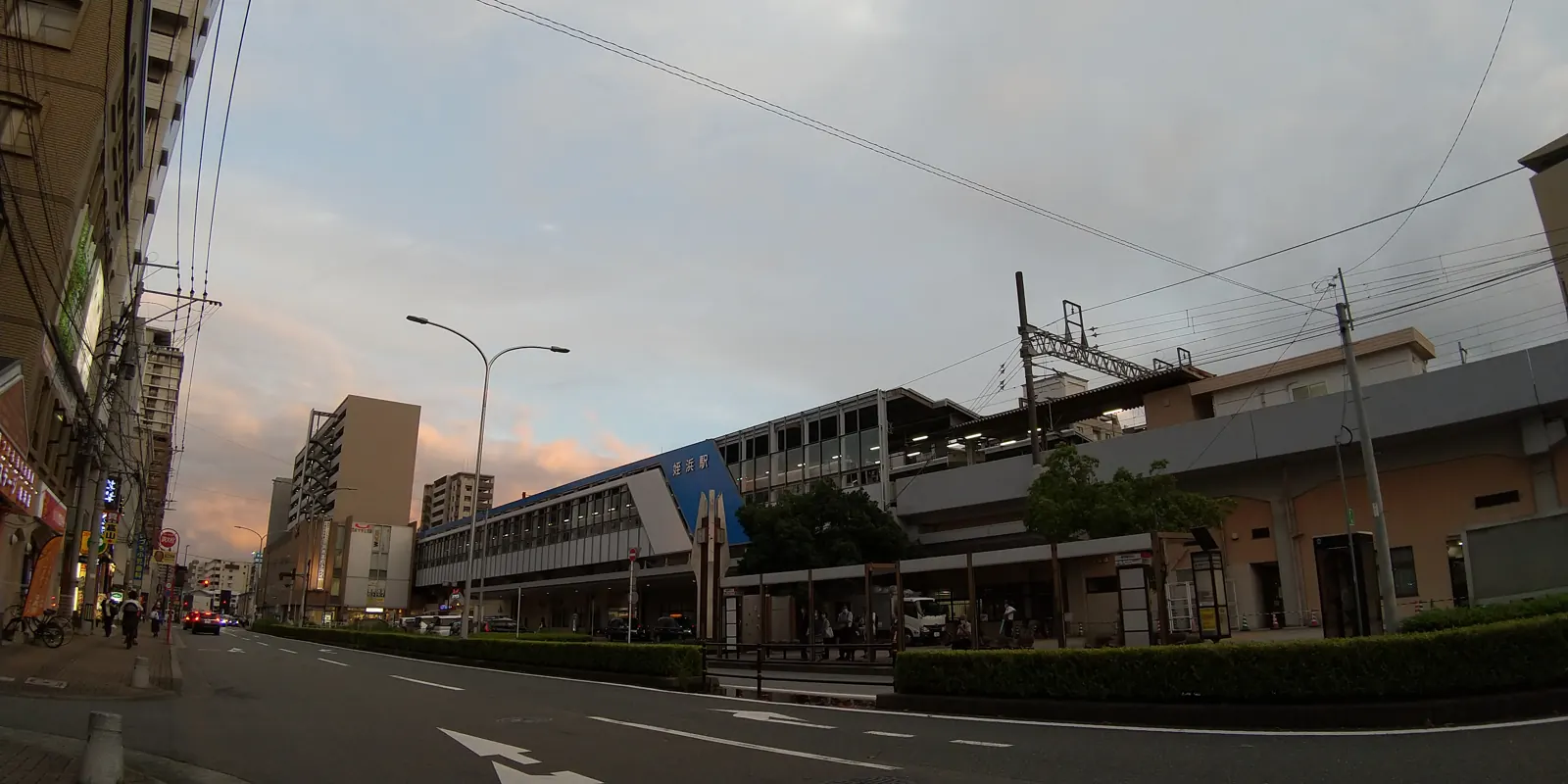 夕方の姪浜駅前の通り